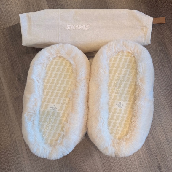 Skims BRAND NEW White Marble Teddy Bear Slippers 8.5 - Picture 3 of 8
